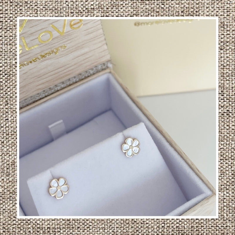 Perfect Flower Earring in Mother of Pearl and Gold 14Kt